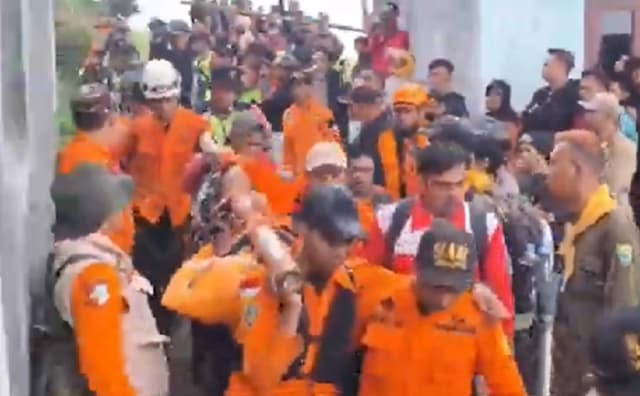 Jasad Pendaki Syafiq Ali Dievakuasi dari Gunung Slamet, Keluarga Apresiasi Tim SAR Jasad Pendaki Syafiq Ali Dievakuasi dari Gunung Slamet, Keluarga Apresiasi Tim SAR