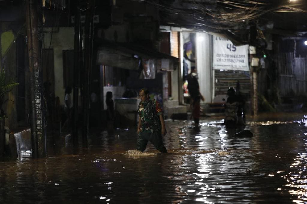Banjir Jakarta Belum Surut, 80 RT Masih Terendam Air Banjir Jakarta Belum Surut, 80 RT Masih Terendam Air