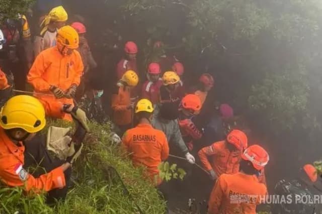 Jenazah Korban Pesawat ATR 42-500 Tiba di Karanganyar, Disambut Isak Tangis Keluarga Jenazah Korban Pesawat ATR 42-500 Tiba di Karanganyar, Disambut Isak Tangis Keluarga