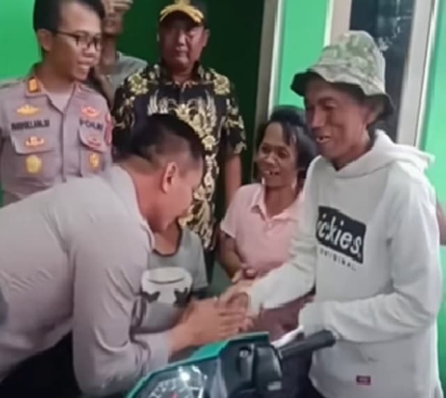 Penjual Es Kue Gabus Viral Dapat Bantuan Motor dan Modal dari Kapolres Depok Penjual Es Kue Gabus Viral Dapat Bantuan Motor dan Modal dari Kapolres Depok