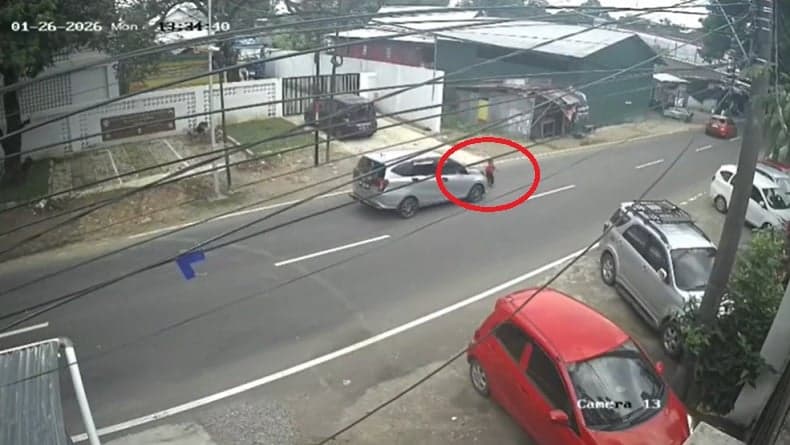 Korban Tabrak Lari, Bocah 6 Tahun Terpental Dihantam Mobil di Makassar Terekam CCTV Korban Tabrak Lari, Bocah 6 Tahun Terpental Dihantam Mobil di Makassar Terekam CCTV