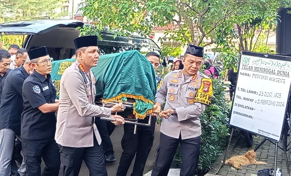 Jenazah Istri Jenderal Hoegeng Tiba di Rumah Duka Depok Jenazah Istri Jenderal Hoegeng Tiba di Rumah Duka Depok