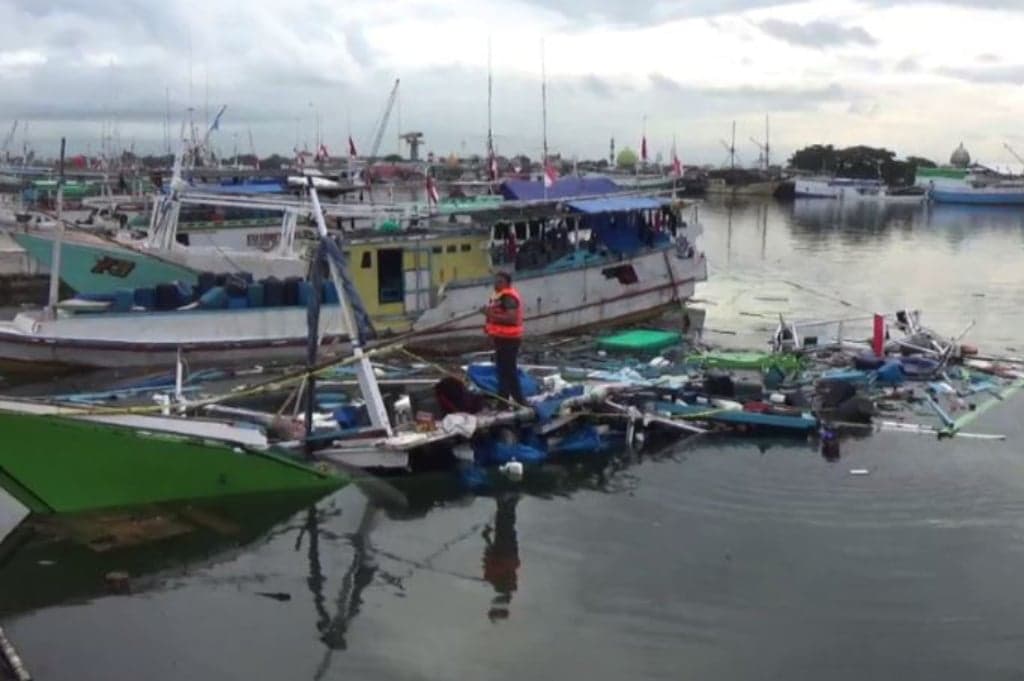 KM Risnawati Indah Meledak di Pelabuhan Paotere, 9 ABK Luka-Luka KM Risnawati Indah Meledak di Pelabuhan Paotere, 9 ABK Luka-Luka