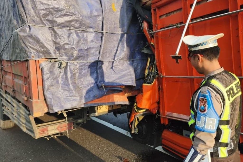 Kecelakaan Maut Truk Tabrak Truk di Tol Nganjuk-Caruban, 1 Orang Tewas Kecelakaan Maut Truk Tabrak Truk di Tol Nganjuk-Caruban, 1 Orang Tewas