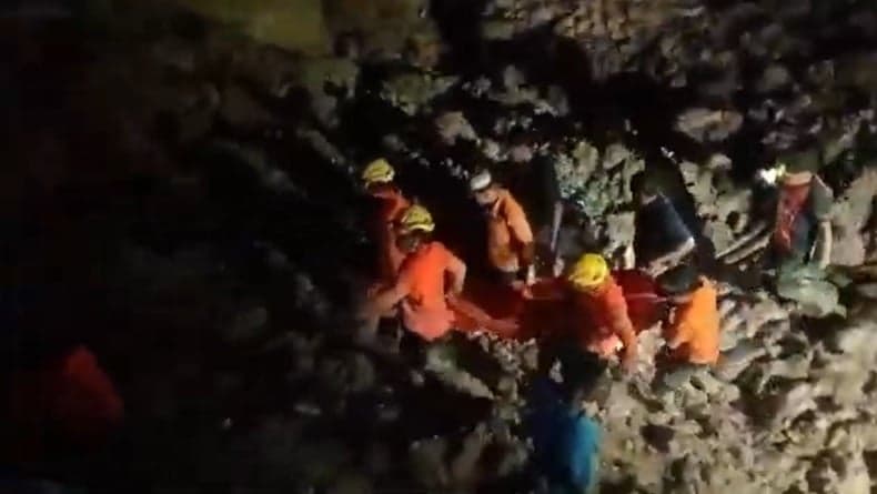 Tambang Timah di Bangka Longsor, 6 Pekerja Tewas Tertimbun 1 Belum Ditemukan Tambang Timah di Bangka Longsor, 6 Pekerja Tewas Tertimbun 1 Belum Ditemukan