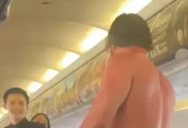 Heboh, Penumpang Pesawat Nekat Buka Pakaian Heboh, Penumpang Pesawat Nekat Buka Pakaian