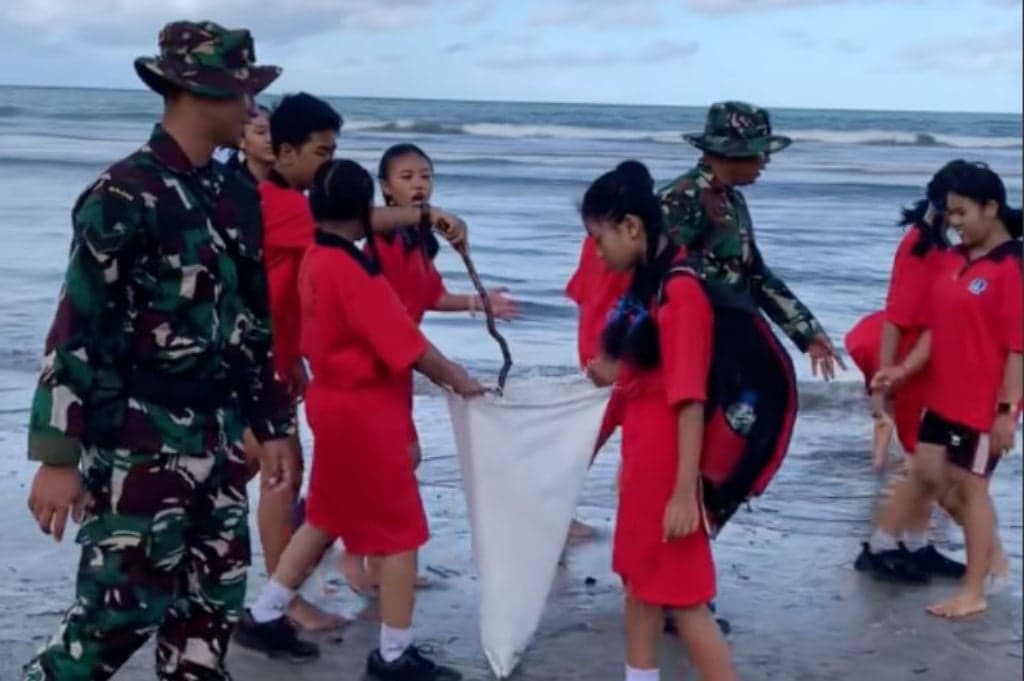 Disentil Prabowo, Ribuan Personel TNI-Polri Bersihkan Sampah di Pantai Yeh Sumbul Bali Disentil Prabowo, Ribuan Personel TNI-Polri Bersihkan Sampah di Pantai Yeh Sumbul Bali
