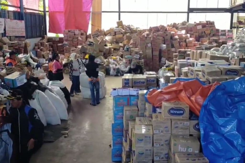 Penampakan Bantuan Korban Longsor Bandung Barat Menumpuk di Gudang Logistik Penampakan Bantuan Korban Longsor Bandung Barat Menumpuk di Gudang Logistik