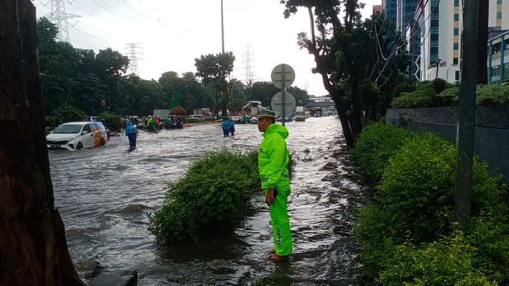Hujan Deras Guyur Jakarta, Jalan DI Panjaitan Jaktim Tergenang 50 Cm Hujan Deras Guyur Jakarta, Jalan DI Panjaitan Jaktim Tergenang 50 Cm