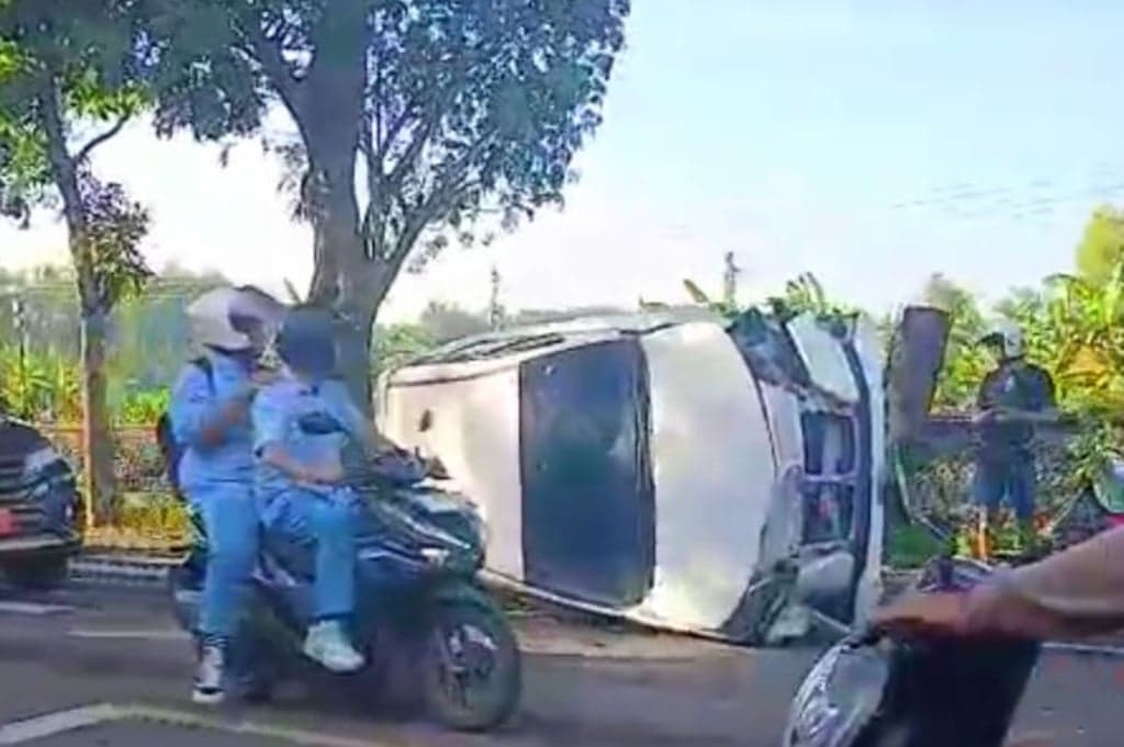 Kecelakaan Mobil Avanza Terguling Tabrak Motor di Bojonegoro, 2 Orang Terluka Kecelakaan Mobil Avanza Terguling Tabrak Motor di Bojonegoro, 2 Orang Terluka