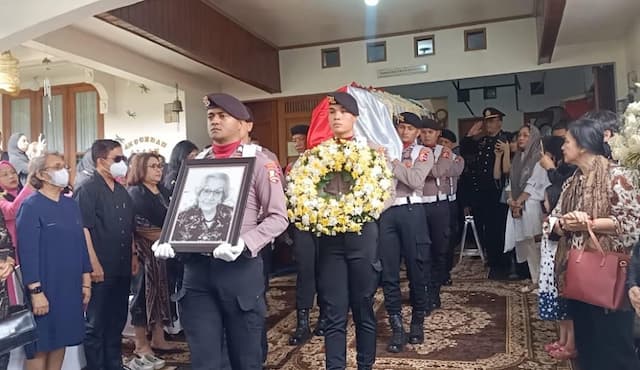 Istri Jenderal Hoegeng Eyang Meri Dimakamkan secara Kedinasan Upacara Kebesaran Polri Istri Jenderal Hoegeng Eyang Meri Dimakamkan secara Kedinasan Upacara Kebesaran Polri