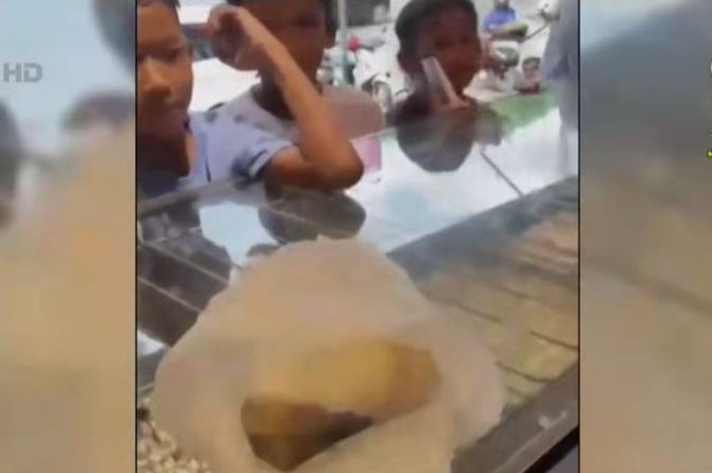 Viral Aksi Kocak Bocah Jual Batu ke Toko Emas di Bojonegoro, Dikira Giok Bernilai Tinggi Viral Aksi Kocak Bocah Jual Batu ke Toko Emas di Bojonegoro, Dikira Giok Bernilai Tinggi