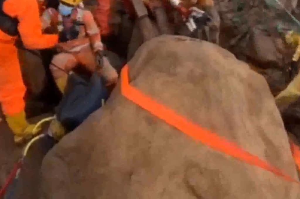 Viral Jenazah Korban Longsor di Bandung Barat Tertimpa Batu Besar, Evakuasi Dramatis Viral Jenazah Korban Longsor di Bandung Barat Tertimpa Batu Besar, Evakuasi Dramatis