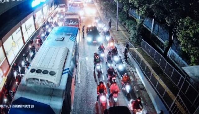 Ada Kecelakaan Truk dan Bus di Gatsu Jaksel, Lalin arah Semanggi Padat Ada Kecelakaan Truk dan Bus di Gatsu Jaksel, Lalin arah Semanggi Padat