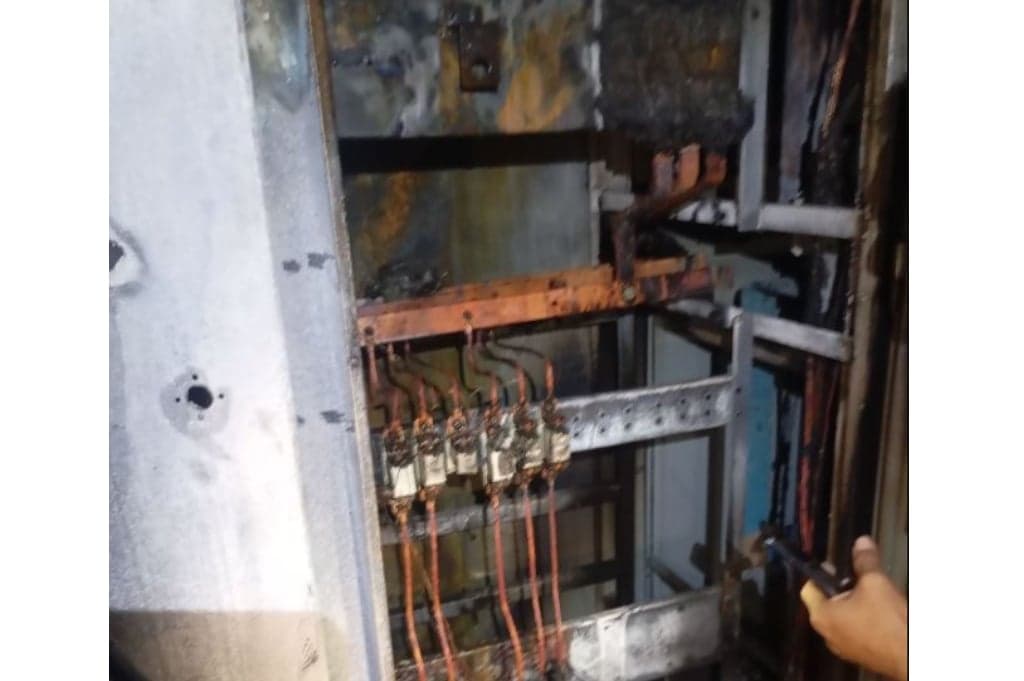 Panel Listrik RSUD Karawang Terbakar Diduga Korsleting, 200 Pasien Terdampak Panel Listrik RSUD Karawang Terbakar Diduga Korsleting, 200 Pasien Terdampak