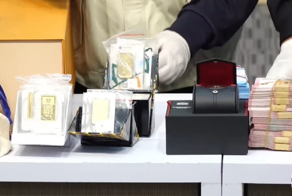 KPK Ungkap Pegawai Bea Cukai Siapkan Safe House untuk Simpan Uang dan Emas KPK Ungkap Pegawai Bea Cukai Siapkan Safe House untuk Simpan Uang dan Emas