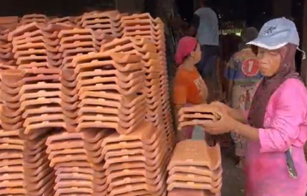 Perajin Genteng Soka Kebumen Antusias Sambut Program Gentengisasi Presiden Prabowo Perajin Genteng Soka Kebumen Antusias Sambut Program Gentengisasi Presiden Prabowo