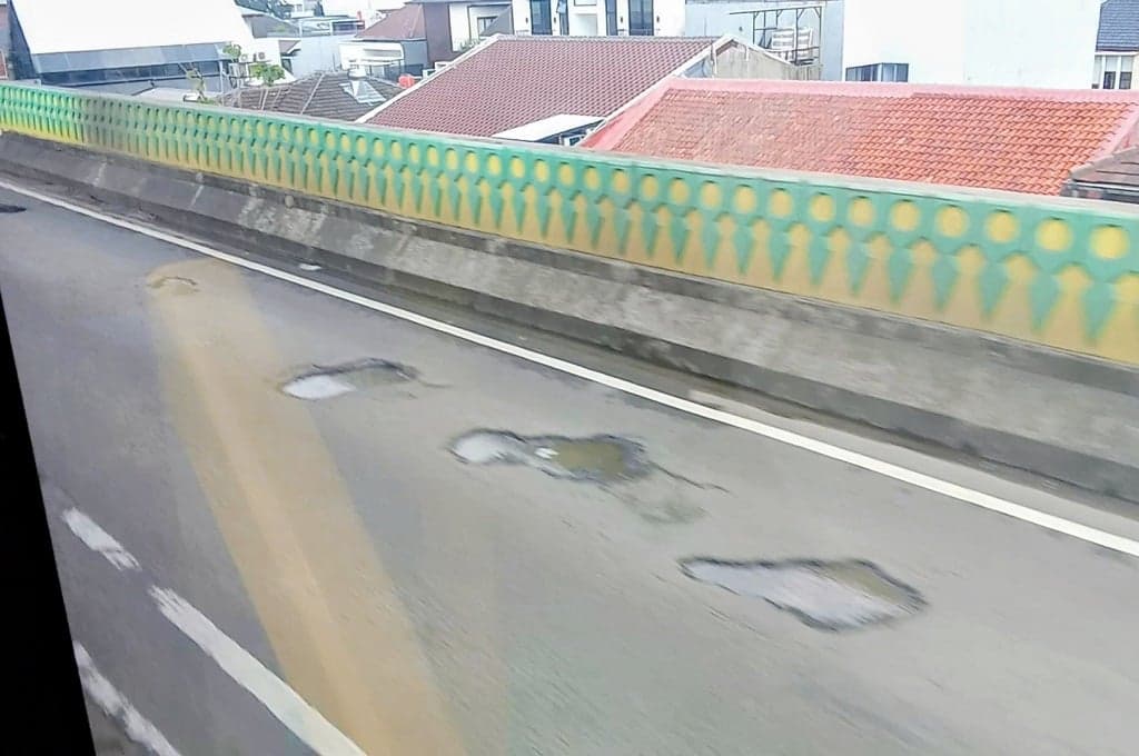 Banyak Jalan Berlubang di Jalur Langit Transjakarta Koridor 13, Penumpang Merasa Ngeri Banyak Jalan Berlubang di Jalur Langit Transjakarta Koridor 13, Penumpang Merasa Ngeri
