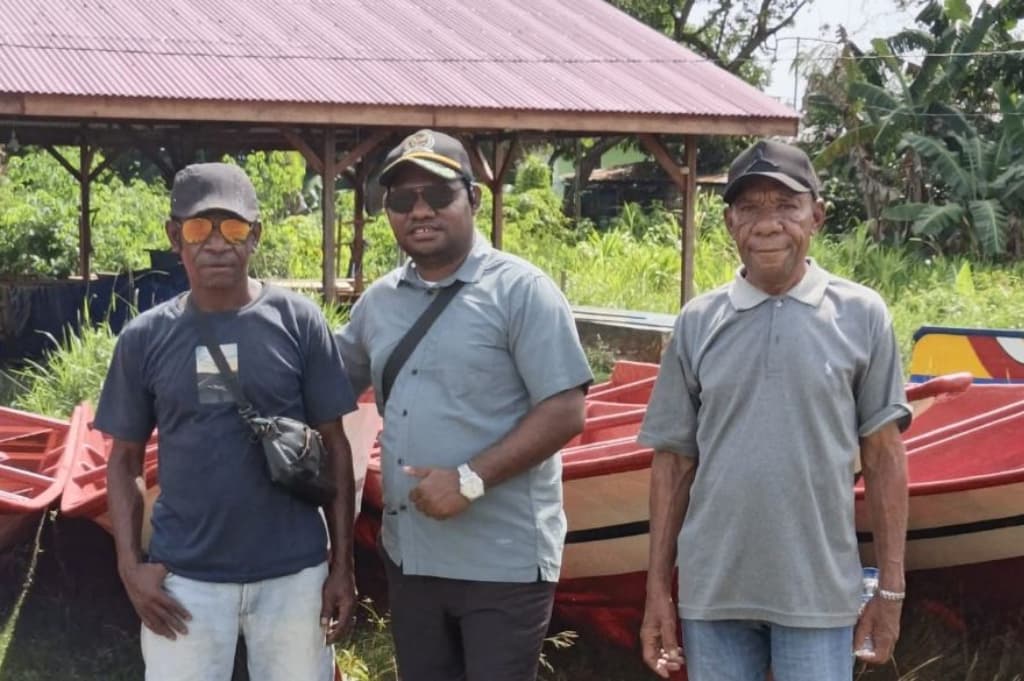 Anthon Asmorom Berikan Bantuan Perahu Fiber, Bangkitkan Ekonomi Nelayan Teluk Bintuni Anthon Asmorom Berikan Bantuan Perahu Fiber, Bangkitkan Ekonomi Nelayan Teluk Bintuni