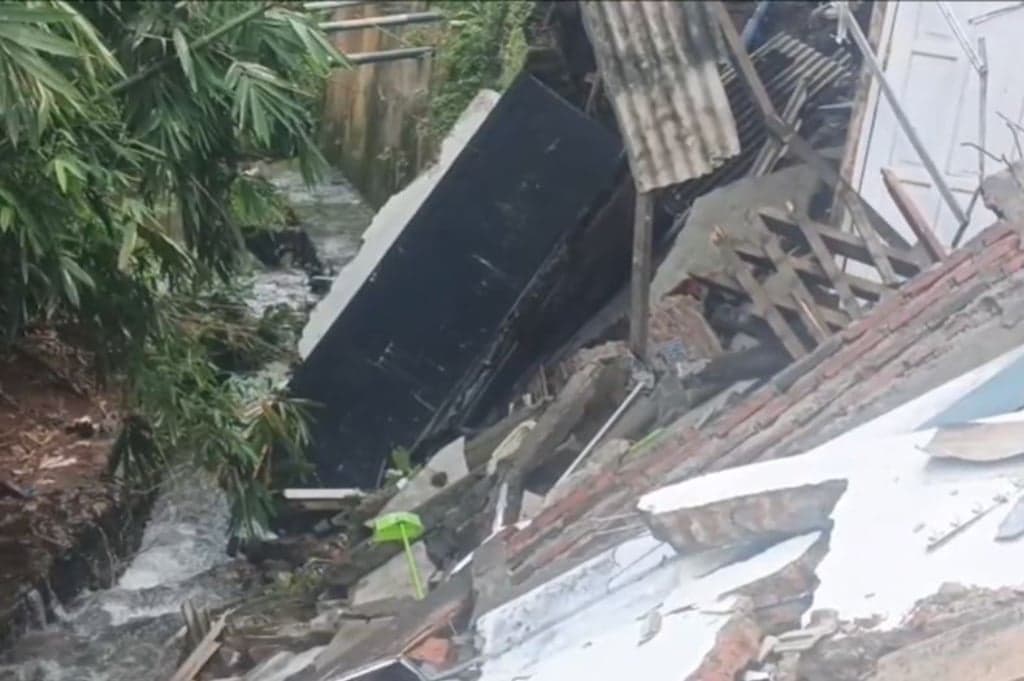 3 Rumah Warga di Bantaran Sungai Terbawa Longsor di Banyumanik Semarang 3 Rumah Warga di Bantaran Sungai Terbawa Longsor di Banyumanik Semarang