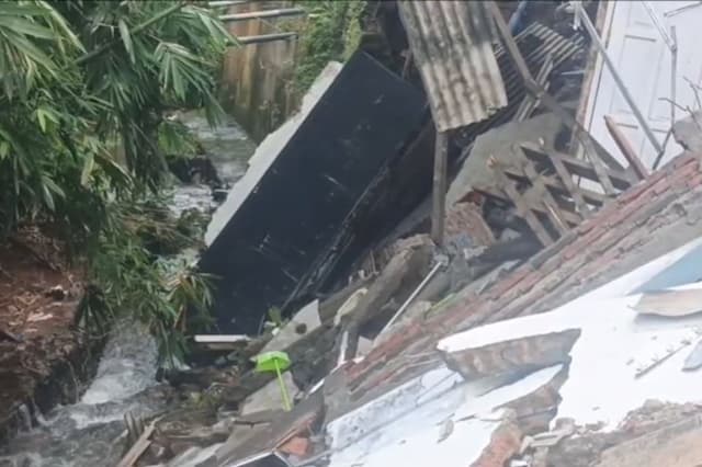 3 Rumah Warga di Bantaran Sungai Terbawa Longsor di Banyumanik Semarang 3 Rumah Warga di Bantaran Sungai Terbawa Longsor di Banyumanik Semarang