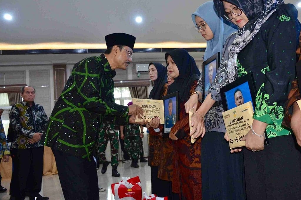 Pemerintah Berikan Santunan ke Keluarga Prajurit Gugur Korban Longsor Cisarua, Total Rp345 Juta Pemerintah Berikan Santunan ke Keluarga Prajurit Gugur Korban Longsor Cisarua, Total Rp345 Juta