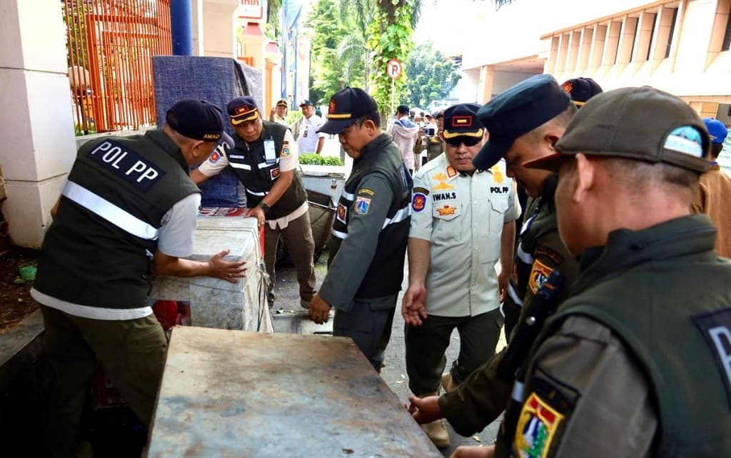 Pemkot Jakpus Tertibkan Trotoar di Cikini-Senen, Cegah Dikuasai PKL dan Parkir Liar Pemkot Jakpus Tertibkan Trotoar di Cikini-Senen, Cegah Dikuasai PKL dan Parkir Liar