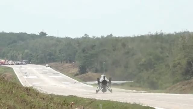 Pesawat Jet Tempur TNI AU Mendarat di Tol Trans Sumatera, F-16 dan Super Tucano Pesawat Jet Tempur TNI AU Mendarat di Tol Trans Sumatera, F-16 dan Super Tucano