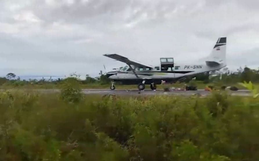 5 Fakta KKB Tembaki Pesawat Smart Air di Bandara Koroway Batu, Nomor 3 Memilukan 5 Fakta KKB Tembaki Pesawat Smart Air di Bandara Koroway Batu, Nomor 3 Memilukan