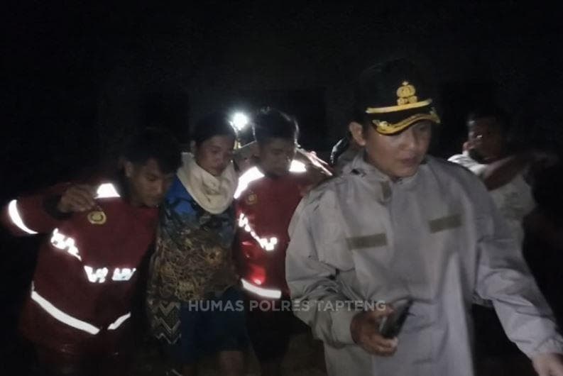 Banjir Tapteng, Polisi Gerak Cepat Evakuasi Warga hingga Tengah Malam Banjir Tapteng, Polisi Gerak Cepat Evakuasi Warga hingga Tengah Malam