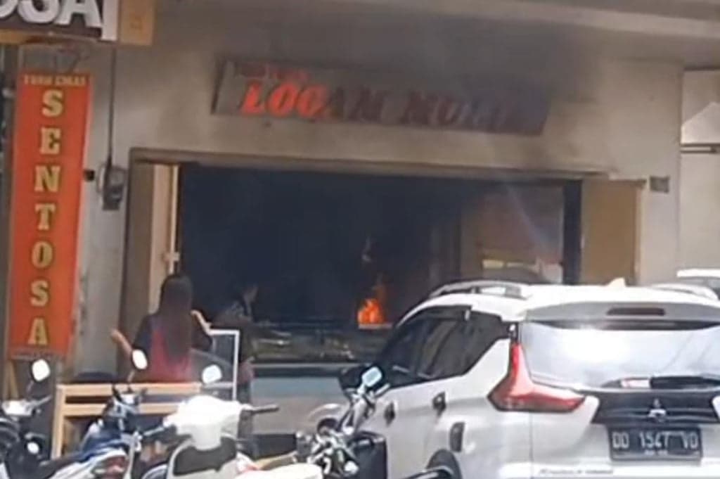 Geger! IRT di Makassar Lempar Bom Molotov ke Toko Emas hingga Terbakar Geger! IRT di Makassar Lempar Bom Molotov ke Toko Emas hingga Terbakar