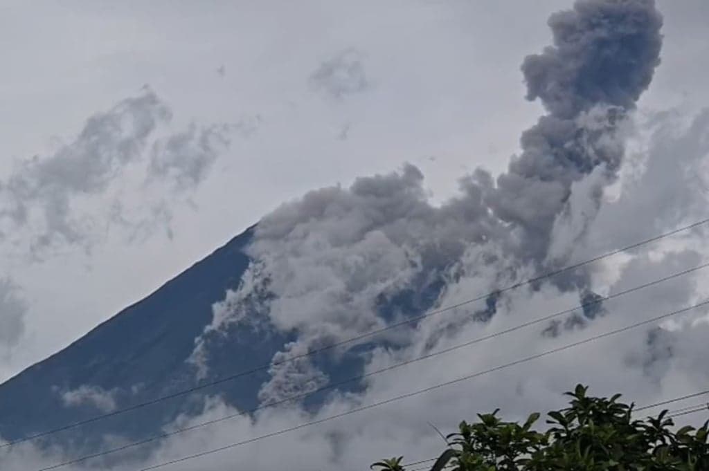 Gunung Semeru Meletus Setinggi 1.000 Meter, Luncurkan Awan Panas Sejauh 3 Km Gunung Semeru Meletus Setinggi 1.000 Meter, Luncurkan Awan Panas Sejauh 3 Km