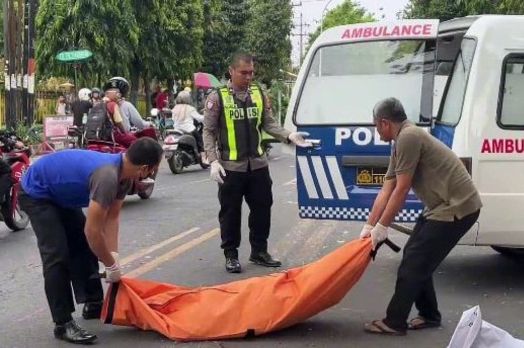 Kecelakaan Maut di Jalan Pantura Tuban, Pemotor Lansia Tewas Ditabrak Truk Kecelakaan Maut di Jalan Pantura Tuban, Pemotor Lansia Tewas Ditabrak Truk