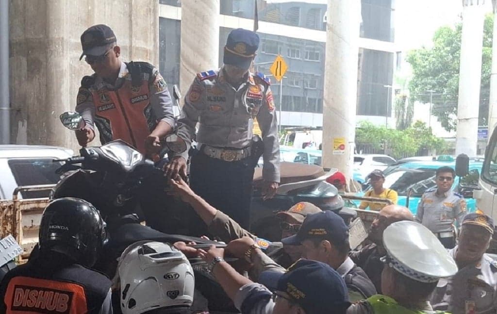 Parkir Liar di ITC Cipulir Jaksel Ditertibkan, 14 Motor Diangkut Petugas Parkir Liar di ITC Cipulir Jaksel Ditertibkan, 14 Motor Diangkut Petugas