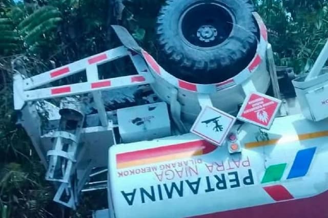 Kecelakaan Maut Truk Tangki BBM Terguling di Sorong, 2 Orang Tewas Kecelakaan Maut Truk Tangki BBM Terguling di Sorong, 2 Orang Tewas