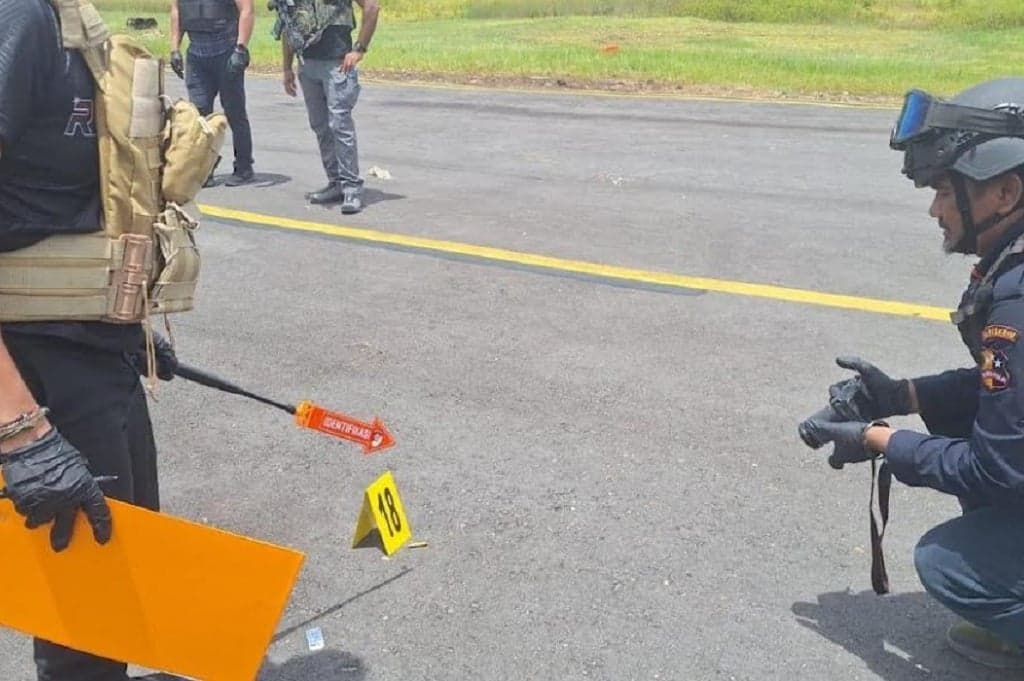 Olah TKP Penembakan Pesawat Smart Air di Bandara Koroway Batu, Ditemukan 13 Lubang Peluru Olah TKP Penembakan Pesawat Smart Air di Bandara Koroway Batu, Ditemukan 13 Lubang Peluru