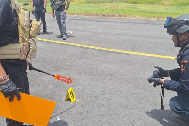 Olah TKP Penembakan Pesawat Smart Air di Bandara Koroway Batu, Ditemukan 13 Lubang Peluru Olah TKP Penembakan Pesawat Smart Air di Bandara Koroway Batu, Ditemukan 13 Lubang Peluru