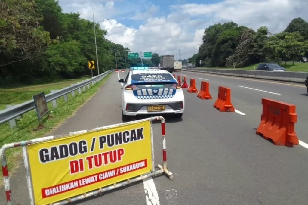 One Way, Simpang Gadog Arah Puncak Ditutup Sementara Siang Ini One Way, Simpang Gadog Arah Puncak Ditutup Sementara Siang Ini