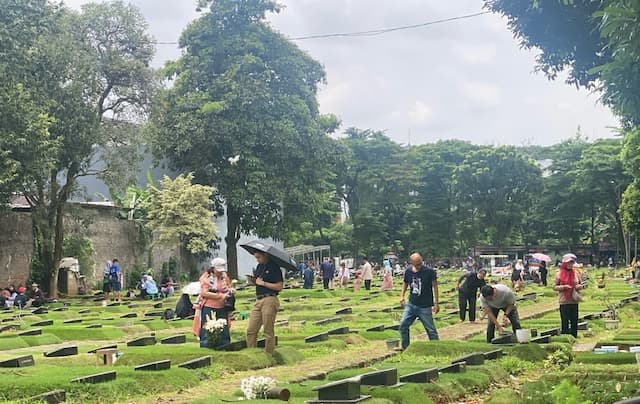 Sambut Ramadan, Warga Ramai Ziarah ke TPU Jeruk Purut Sambut Ramadan, Warga Ramai Ziarah ke TPU Jeruk Purut