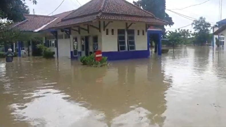 Banjir Pemalang, Ratusan Rumah dan Pabrik Terendam akibat Luapan Sungai Rambut Banjir Pemalang, Ratusan Rumah dan Pabrik Terendam akibat Luapan Sungai Rambut