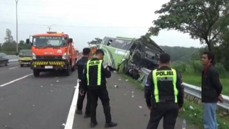 Kecelakaan Bus Wisata dan Truk di Tol Cipali, Sopir Tewas Puluhan Penumpang Luka-Luka Kecelakaan Bus Wisata dan Truk di Tol Cipali, Sopir Tewas Puluhan Penumpang Luka-Luka