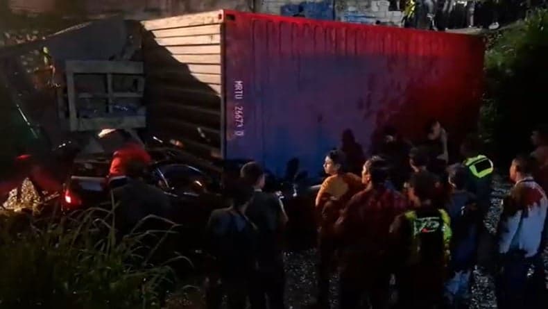 Identitas 3 Penumpang Mobil Tewas Tertimpa Truk di Karawang, Pasutri dan Anaknya Identitas 3 Penumpang Mobil Tewas Tertimpa Truk di Karawang, Pasutri dan Anaknya