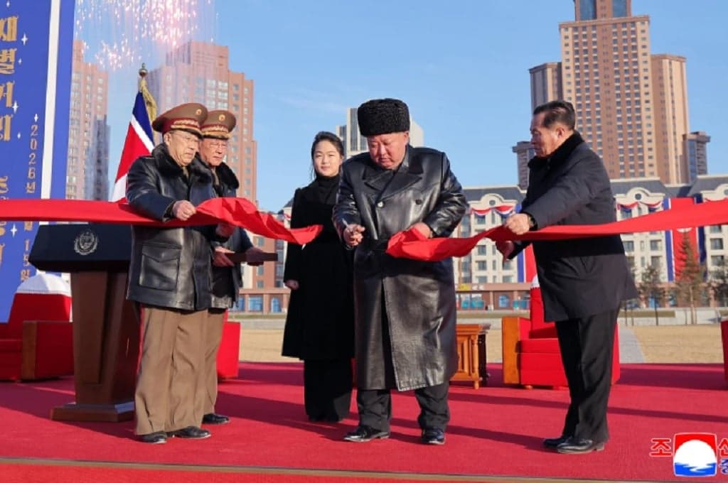 Kim Jong Un Hadiahkan Rumah buat Keluarga Prajurit yang Tewas di Perang Ukraina Kim Jong Un Hadiahkan Rumah buat Keluarga Prajurit yang Tewas di Perang Ukraina