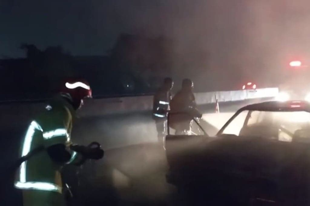 Geger! Mobil Sedan Terbakar di Tol Surabaya-Gresik, Diduga akibat Korsleting Listrik Geger! Mobil Sedan Terbakar di Tol Surabaya-Gresik, Diduga akibat Korsleting Listrik