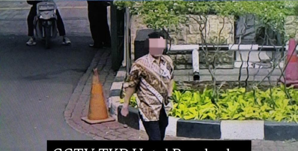 Begini Modus Maling Laptop Pakai Lanyard Beraksi di Hotel Bintang Lima Begini Modus Maling Laptop Pakai Lanyard Beraksi di Hotel Bintang Lima