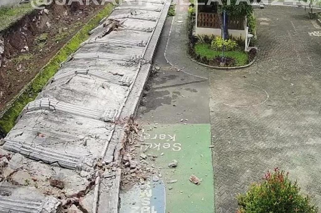 Tembok Bangunan Mewah Roboh di Jaksel Diduga karena Struktur Tanah Labil Tembok Bangunan Mewah Roboh di Jaksel Diduga karena Struktur Tanah Labil