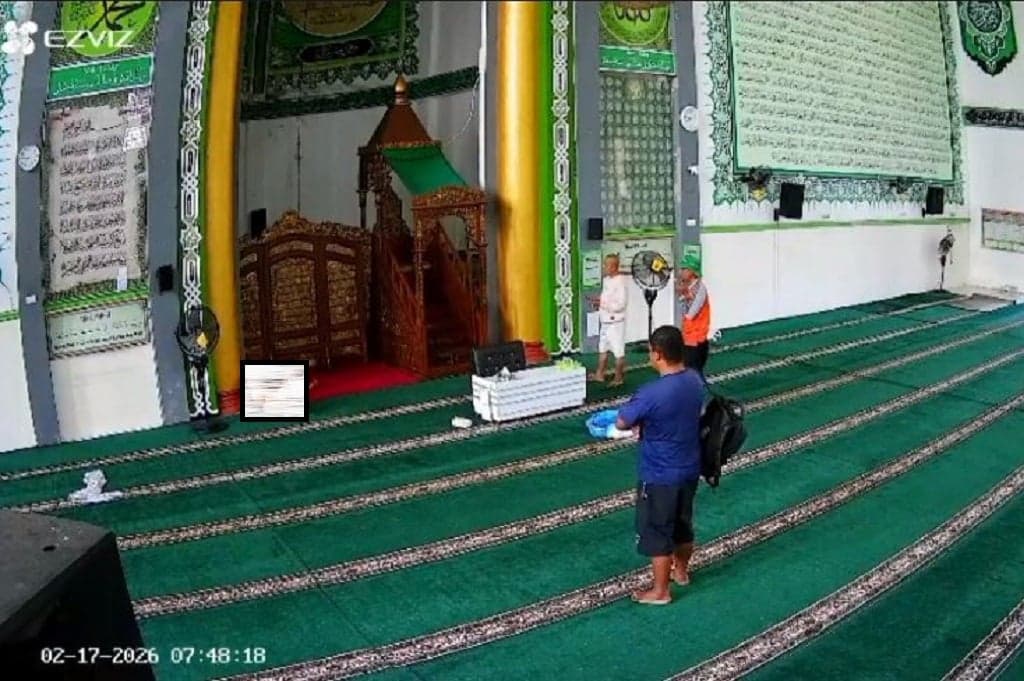 Bikin Kaget! ODGJ Telanjang Masuk dalam Masjid di Palangka Raya Bikin Kaget! ODGJ Telanjang Masuk dalam Masjid di Palangka Raya