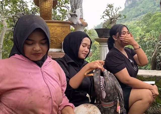 Mencekam! 3 Siswi SMK Diadang Kawanan Monyet Liar di Gunung Budeg Tulungagung Mencekam! 3 Siswi SMK Diadang Kawanan Monyet Liar di Gunung Budeg Tulungagung