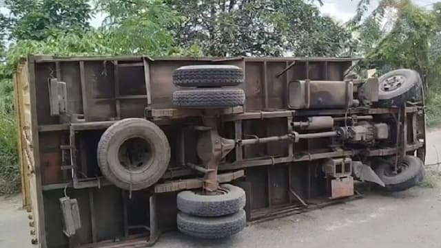 Kecelakaan di Cilegon, Arus Kendaraan Menuju Kawasan Wisata Anyer Dialihkan Kecelakaan di Cilegon, Arus Kendaraan Menuju Kawasan Wisata Anyer Dialihkan