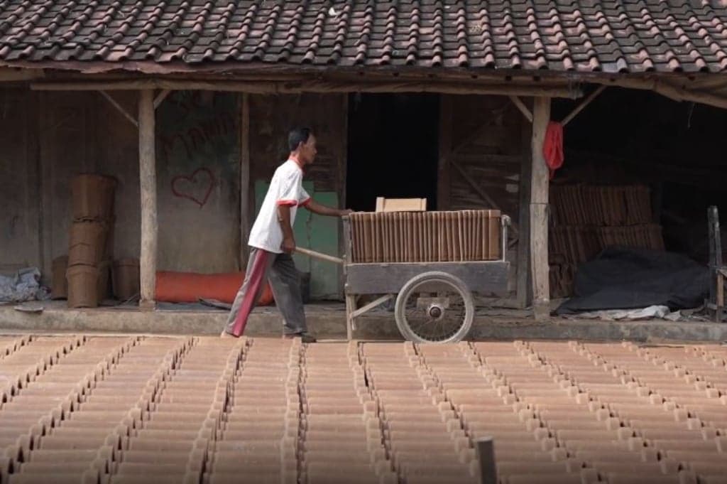 Perajin Genting di Sukoharjo Berharap Program Gentengisasi Gagasan Prabowo Bangkitkan Usahanya Perajin Genting di Sukoharjo Berharap Program Gentengisasi Gagasan Prabowo Bangkitkan Usahanya